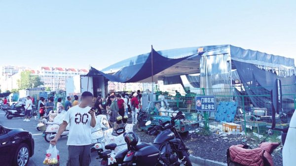 正规股票配资门户网站 海港小区门口搭棚卖水果 人车混行存在安全隐患