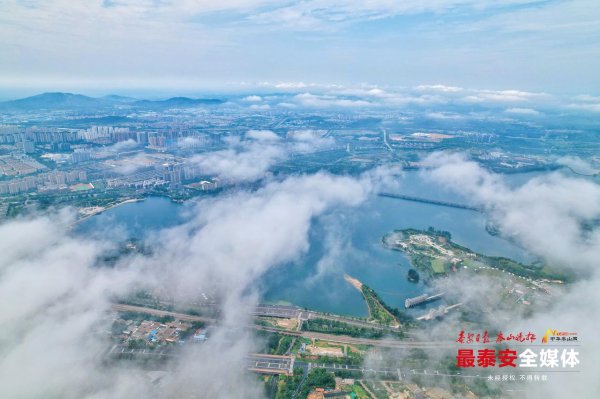 证劵配资网 雨后云海漫城郭 半是仙境半是城